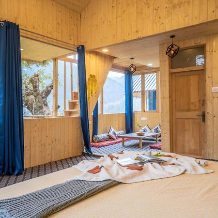 Into The Woods Treehouse Jibhi Villa Exterior photo