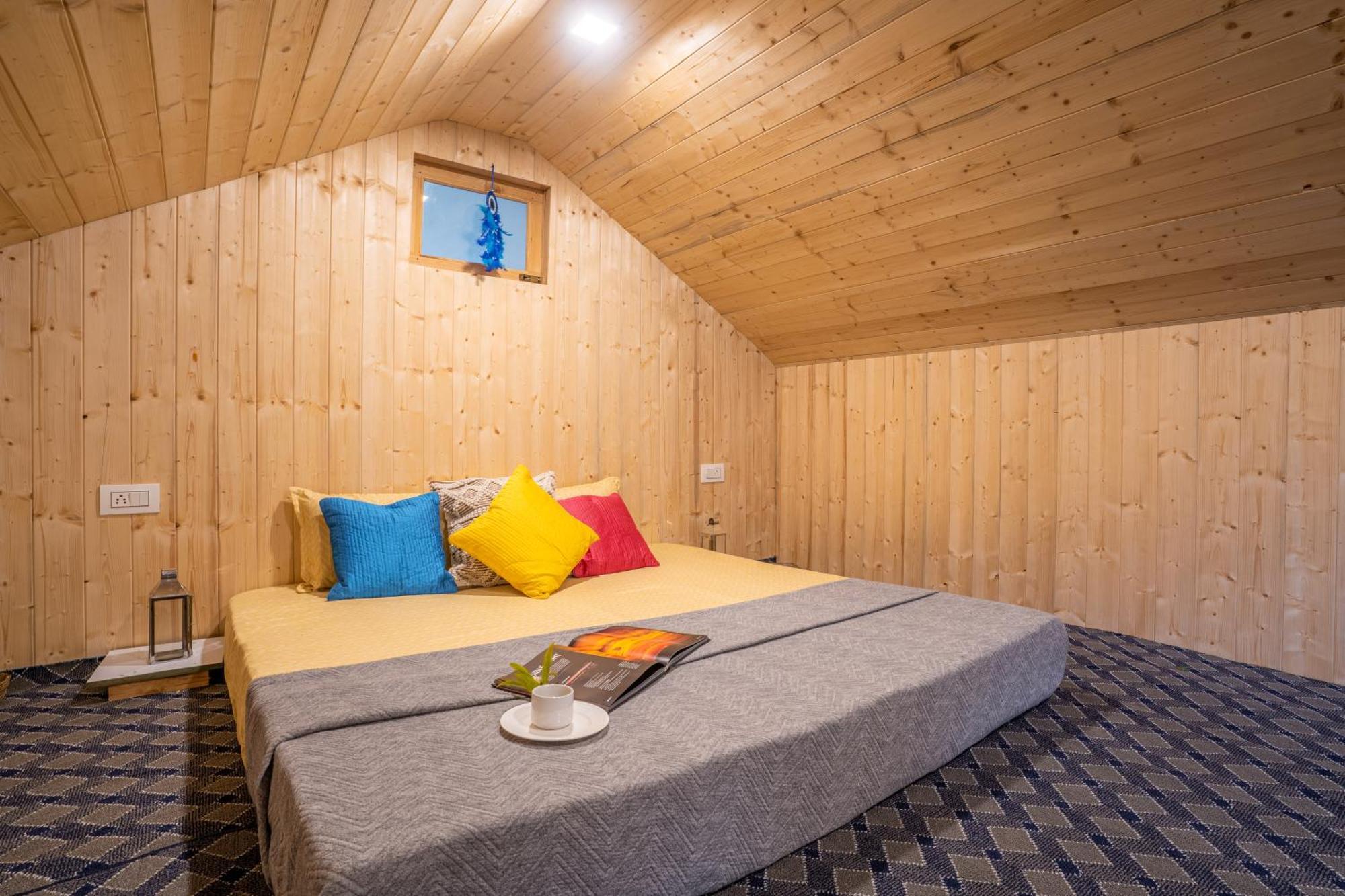 Into The Woods Treehouse Jibhi Villa Exterior photo