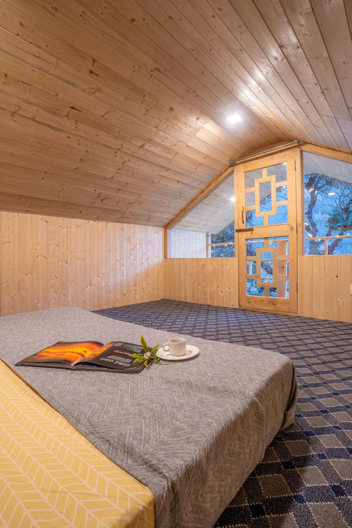 Into The Woods Treehouse Jibhi Villa Exterior photo