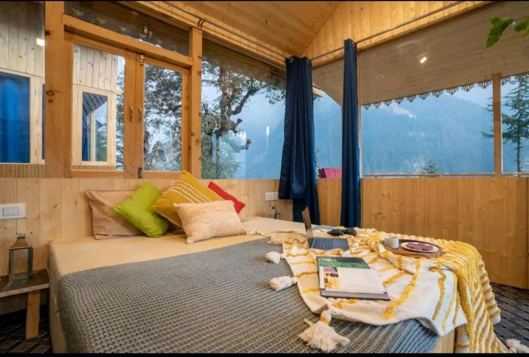 Into The Woods Treehouse Jibhi Villa Exterior photo
