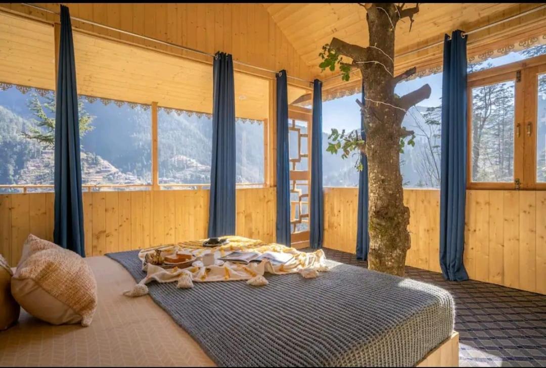 Into The Woods Treehouse Jibhi Villa Exterior photo