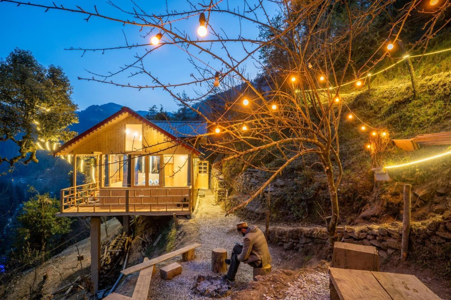 Into The Woods Treehouse Jibhi Villa Exterior photo