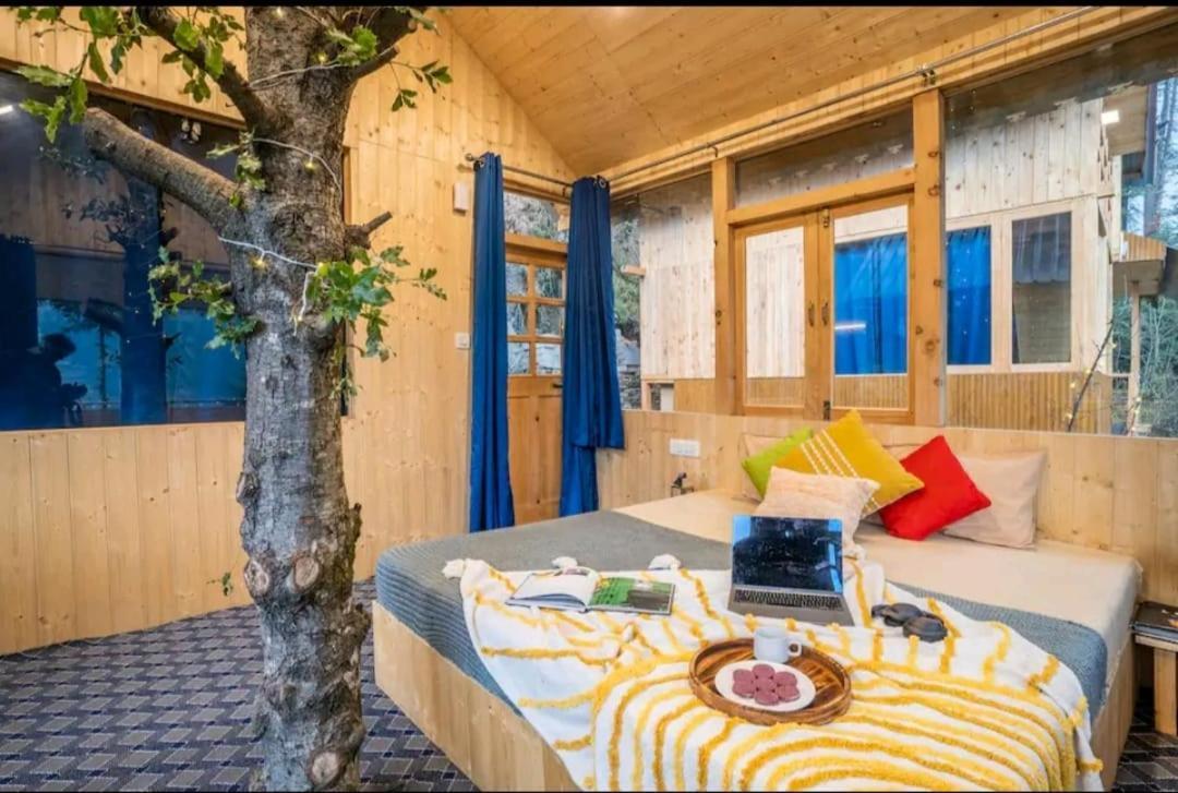 Into The Woods Treehouse Jibhi Villa Exterior photo