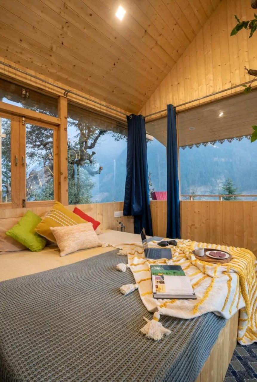 Into The Woods Treehouse Jibhi Villa Exterior photo