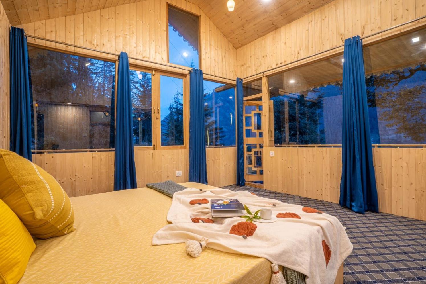 Into The Woods Treehouse Jibhi Villa Exterior photo