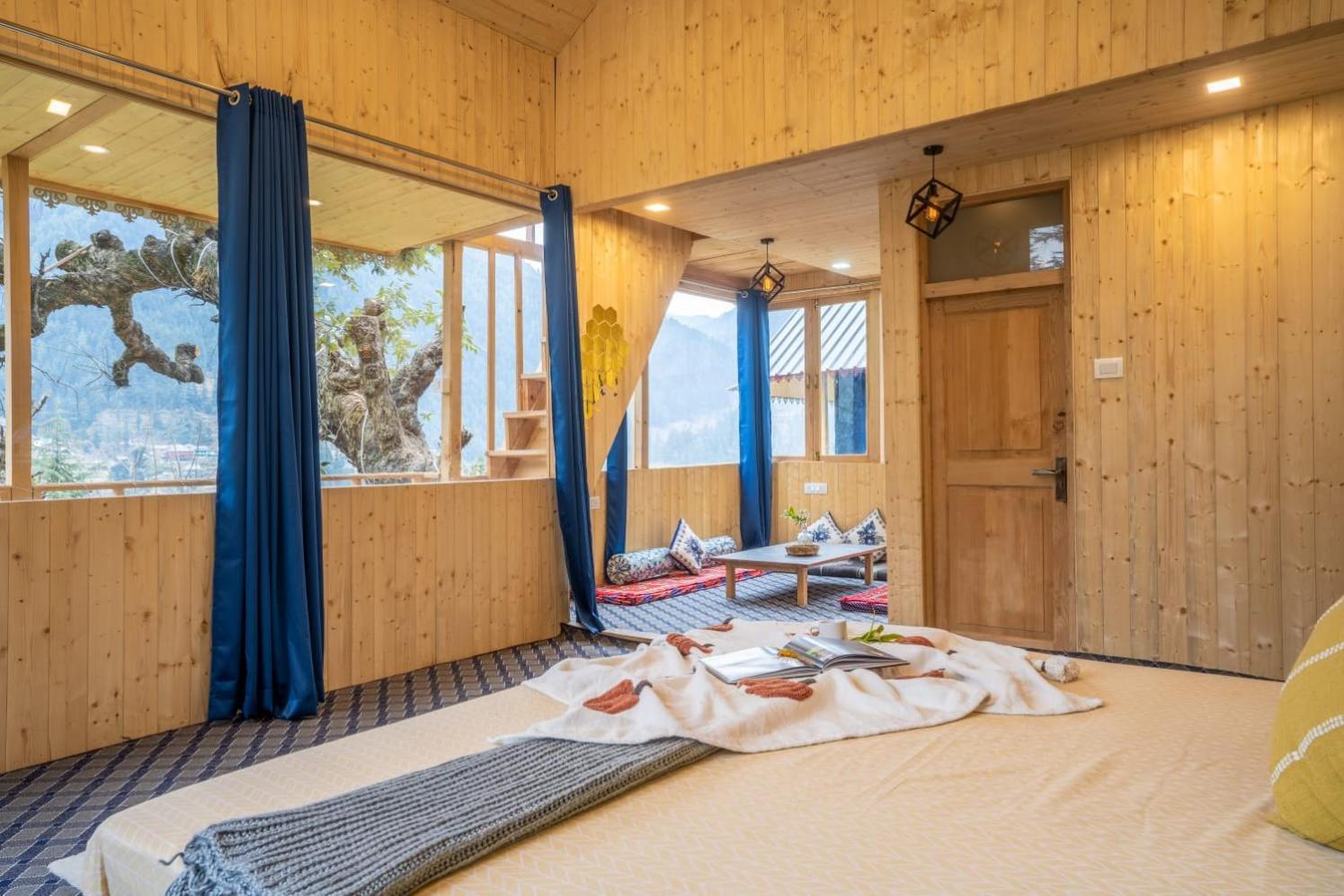 Into The Woods Treehouse Jibhi Villa Exterior photo