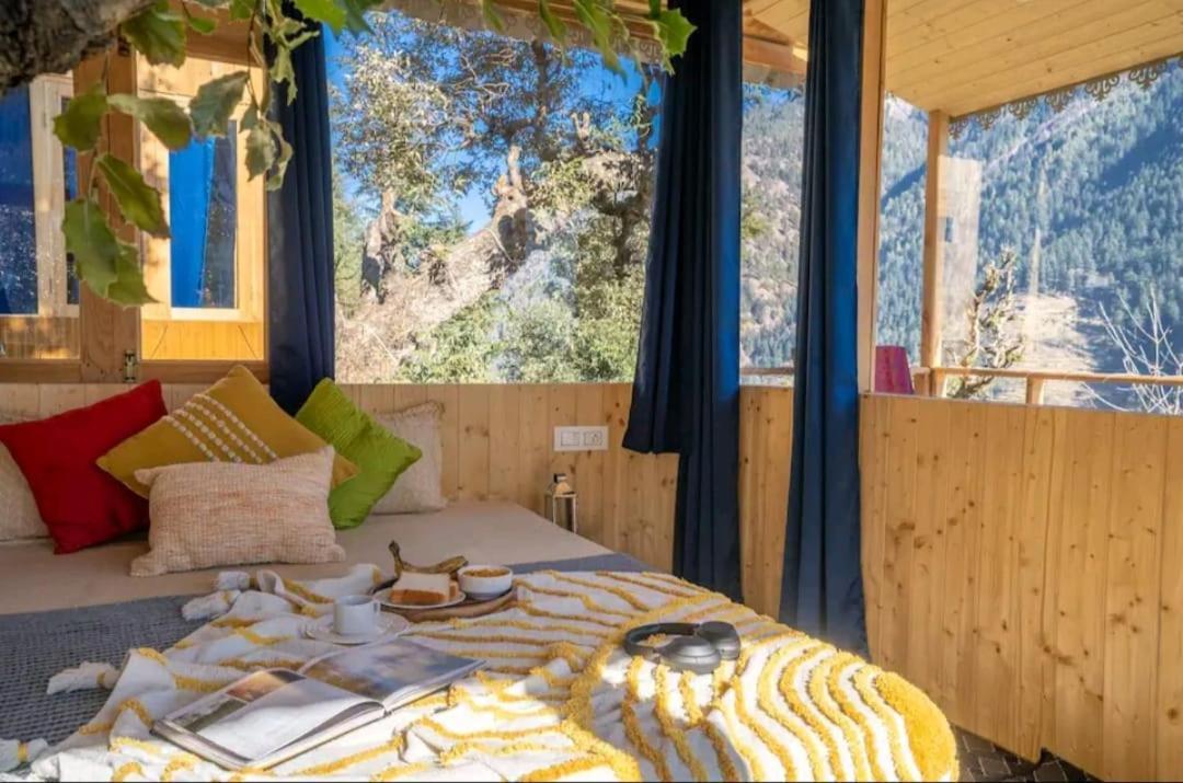 Into The Woods Treehouse Jibhi Villa Exterior photo