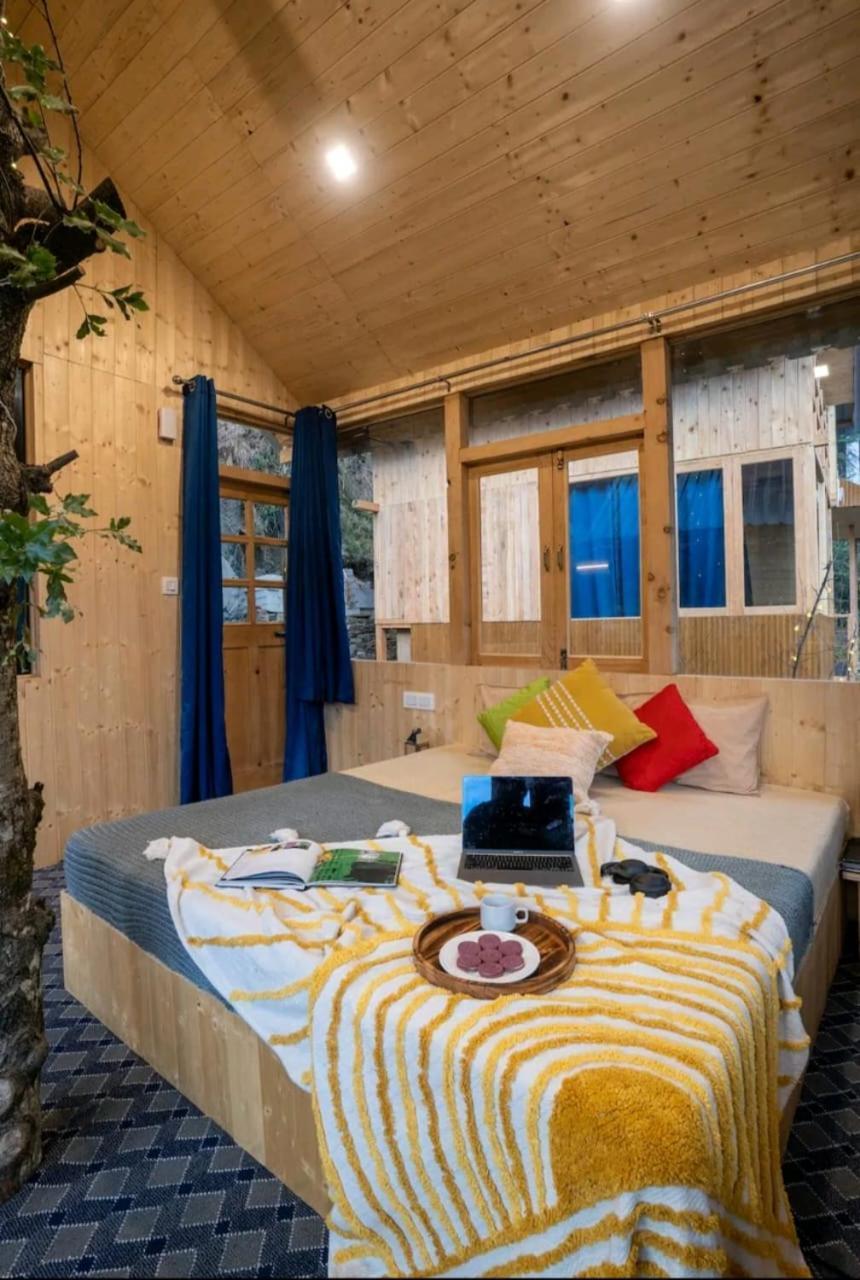 Into The Woods Treehouse Jibhi Villa Exterior photo