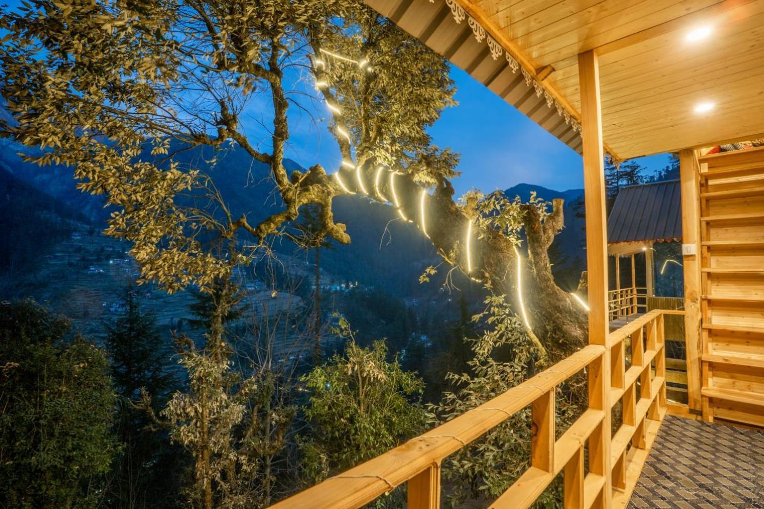 Into The Woods Treehouse Jibhi Villa Exterior photo